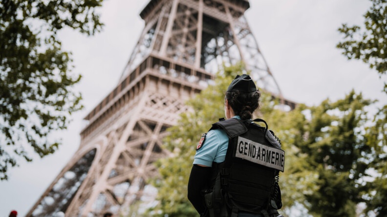 Une gendarme devant la tour Eiffel