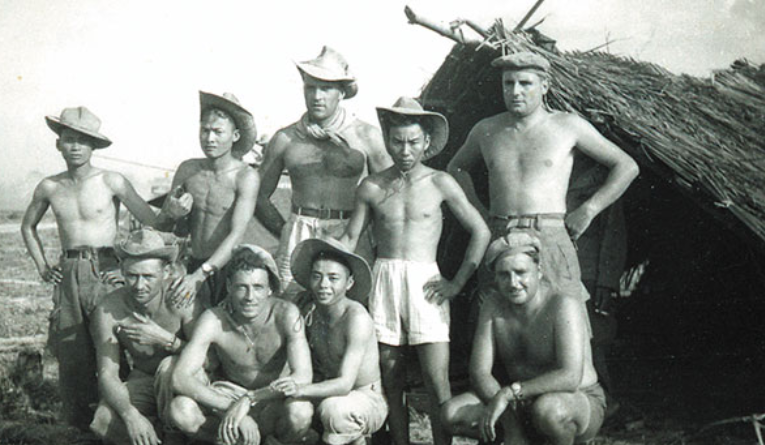 Gendarmes en poste en Indochine avec des troupes auxiliaires autochtones.