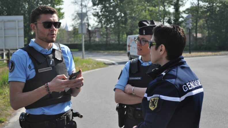 La commandante de compagnie est r&eacute;guli&egrave;rement pr&eacute;sente sur le terrain, aupr&egrave;s des militaires de son unit&eacute;, comme ici lors d'un contr&ocirc;le des mobilit&eacute;s sur la commune de Erquinghem-Lys.