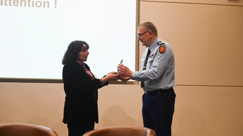 Madame Fadela Benrabia remet un troph&eacute;e &agrave; un coordonnateur &eacute;galit&eacute; diversit&eacute; s'&eacute;tant particuli&egrave;rement investi.