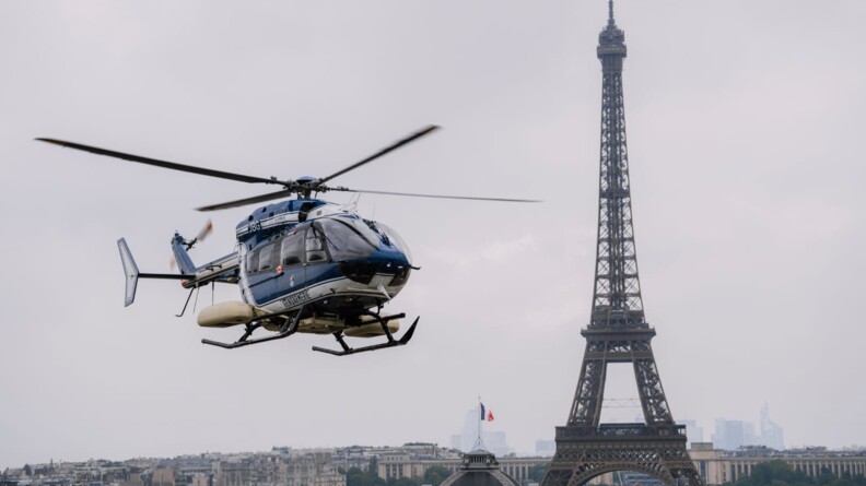 Agrandir l'image Un hélicoptère au dessus de Paris devant la tour Eiffel