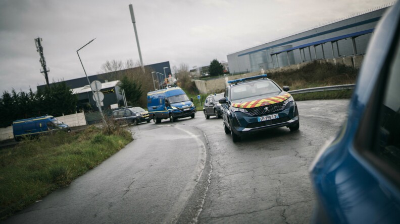 Cinq véhicules de gendarmerie sur la route en convoi