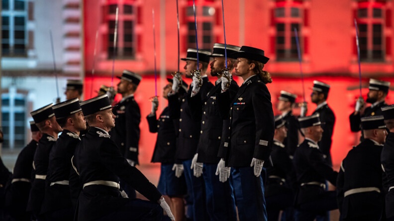 Les officiers de gendarmerie parrains au présentez sabre, devant leurs filleuls à genoux