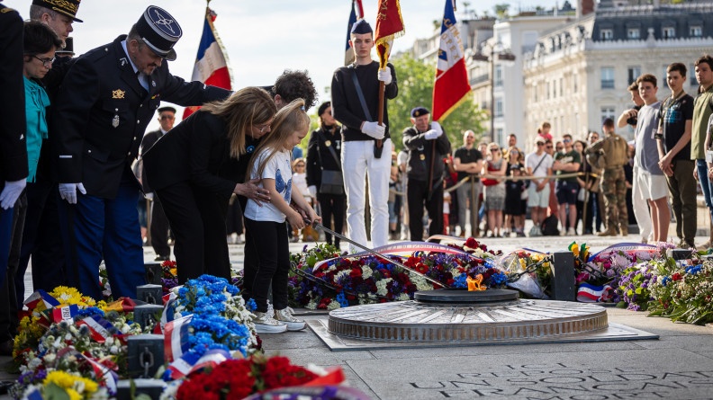 Du Bleu dans les Yeux : ravivage de la flamme sous l'arc de triomphe