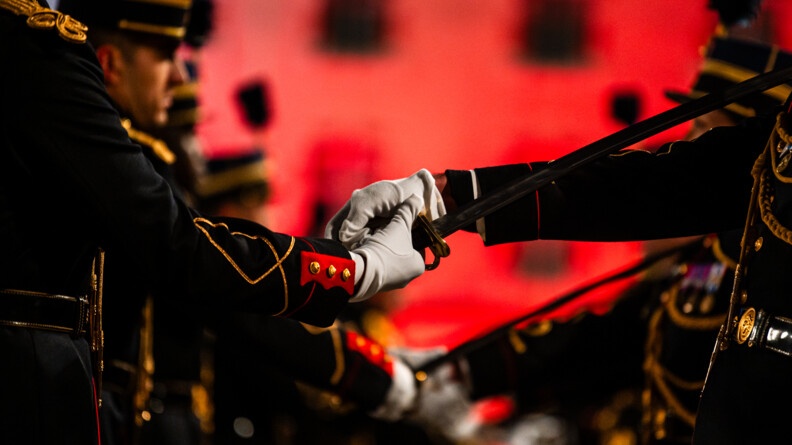 Parrain remettant le sabre à un élève-officier.
