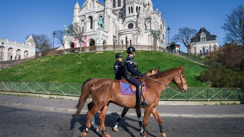 Cavaliers de la Garde Républicaine veillant au respect du confinement.