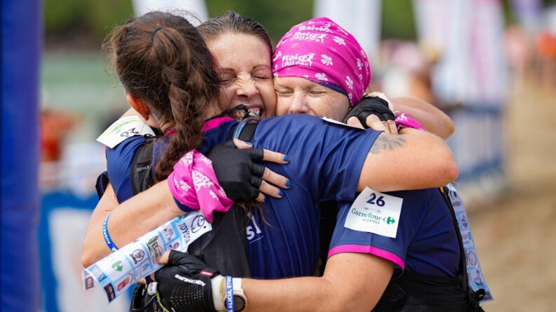 Amélie, Stéphanie et Florence se prennent dans les bras à l'arrivée du Raid des Alizés.