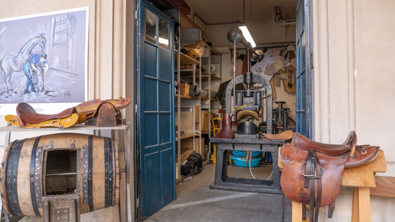 Vue sur l'atelier sellerie de la Garde républicaine