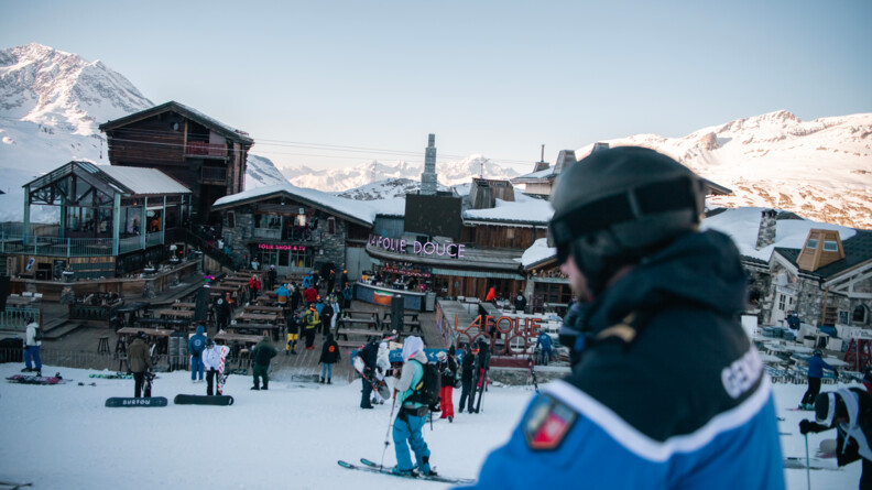 Un gendarme devant la folie douce à Val d'Isère