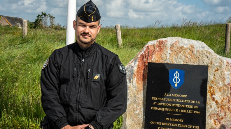 Agrandir l'image un gendarme mobile pose auprès dun monument à la mémoire de la 8e division d'infanterie américaine
