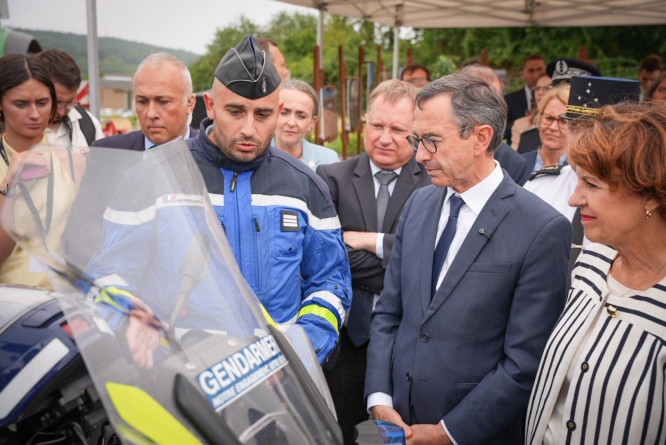 Bruno Retailleau, ministre d&rsquo;&Eacute;tat, ministre de l&rsquo;Int&eacute;rieur, et Annie Gennevrard, ministre de l&rsquo;Agriculture et de la Souverainet&eacute; alimentaire, se tiennent debout, aux c&ocirc;t&eacute;s d'un officier de gendarmerie. Une moto apparait au premier plan de l'image.