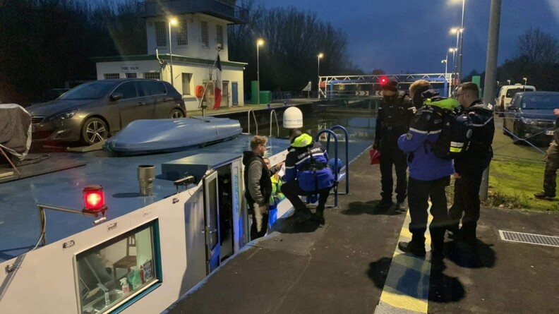 Des gendarmes entrain de controler une embarcation.