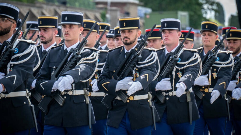 Agrandir l'image Les élèves-gendarmes défilant pour les répétitions