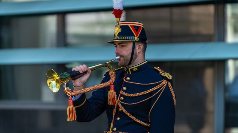 un gendarme de la garde r&eacute;publicaine joue du clairon