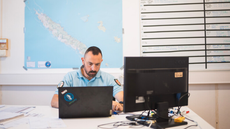 Le commandant Cédric derrière son bureau.