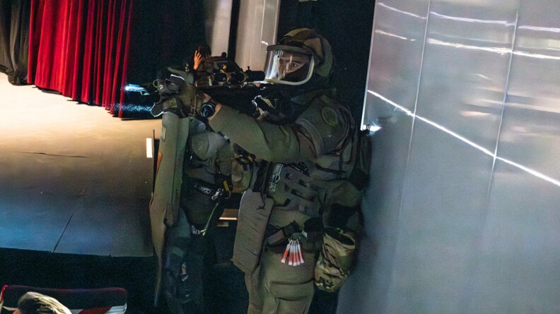 Deux hommes du GIGN &eacute;quip&eacute;s entrent dans une pi&egrave;ce