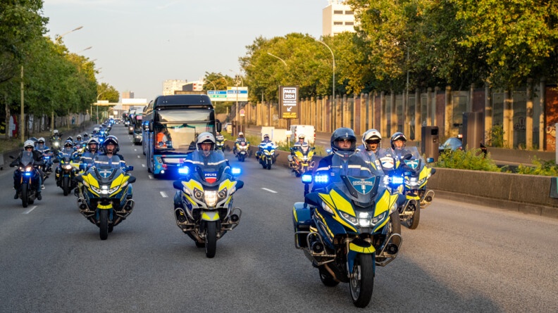 Agrandir l'image Escorte motocycliste mixte de la gendarmerie et de la police devant le bus des para athlètes de la France.