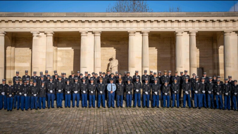 Photo des lauréats de l'ES2 devant un des batiments de l'école militaire.