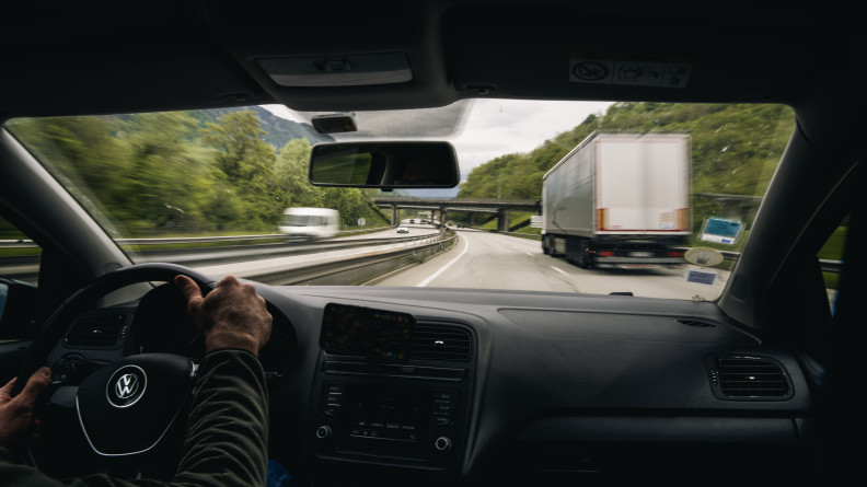 &Eacute;quipier du GOS au volant d'un v&eacute;hicule.