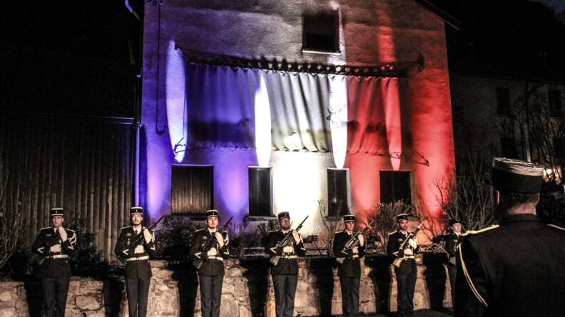 Sept gendarmes devant la mairie de l'Hospitalet-près-l'Andorre.