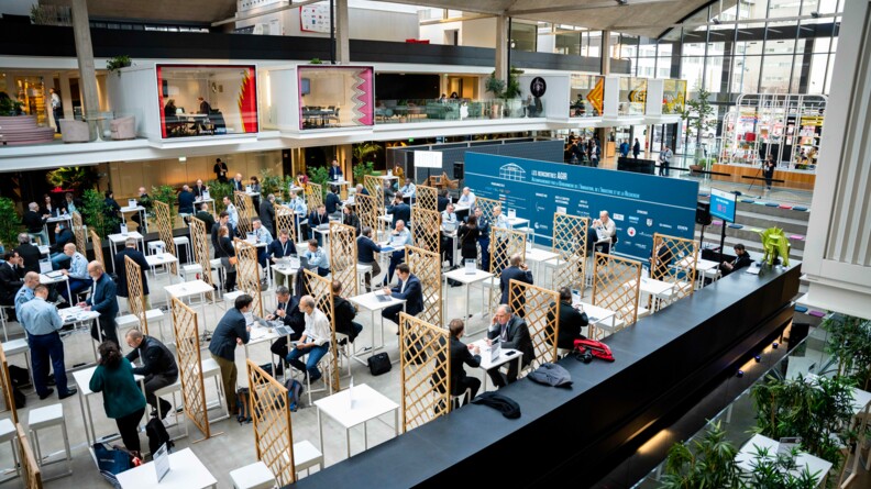 Dans la grande salle de la Station F, sous la grande verrière, des gendarmes, industriels et d'autres personnes échangent autour des speed-dating.