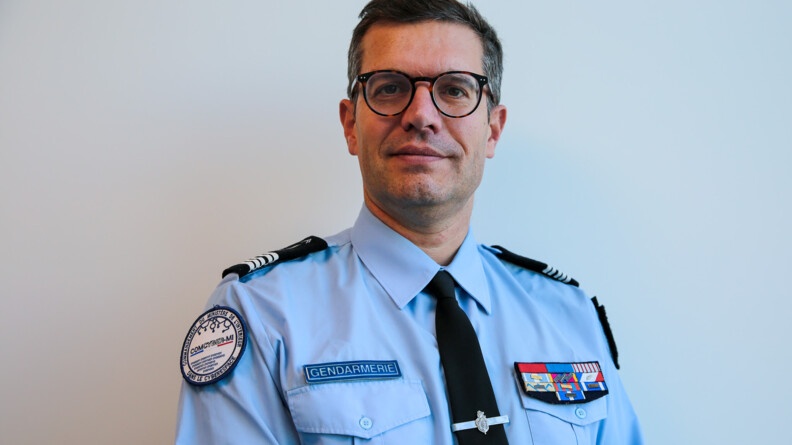 Photo portrait d'un colonel de gendarmerie en uniforme.