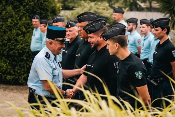 Agrandir l'image Le directeur général de la gendarmerie serre la main d'un autre gendarme