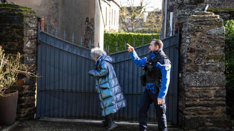 Gendarme donnant des indications &agrave; une personne &acirc;g&eacute;e.
