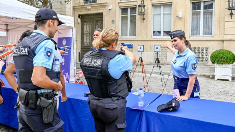 Deux membres de la Policia s'essayent au tir face à une gendarme.