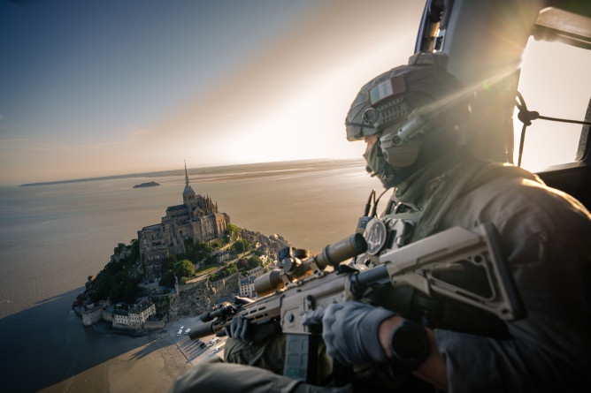 Agrandir l'image Tireur embarqué depuis un hélicoptère surveillant le Mont Saint-Michel