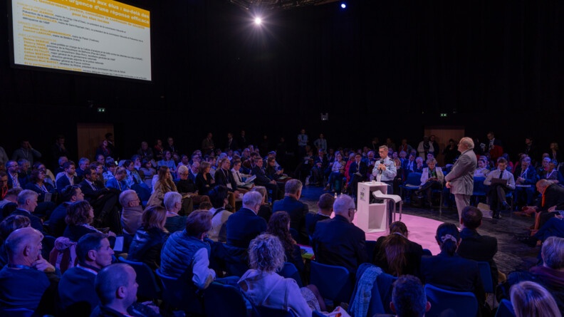 Agrandir l'image Table ronde sur les violences aux élus au Salon des maires 2023, lors de la prise de parole du major général de la gendarmerie nationale, le général de corps d'armée André Petillot.