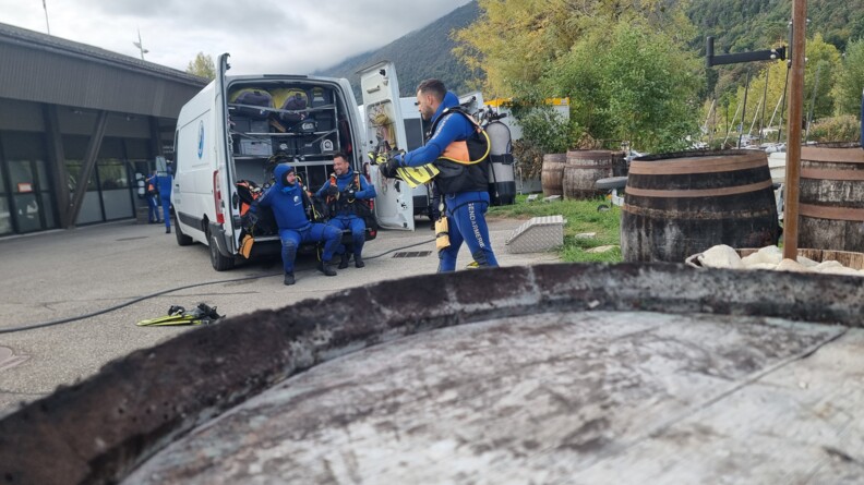 A Sévrier sur les bords du lac d'Annecy, les plongeurs de la gendarmerie se préparent à plonger.