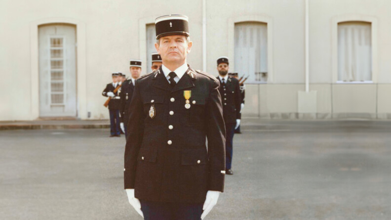 Jean-Yvon, grand-p&egrave;re paternel de Marion, au garde-&agrave;-vous lors d'une c&eacute;r&eacute;monie militaire