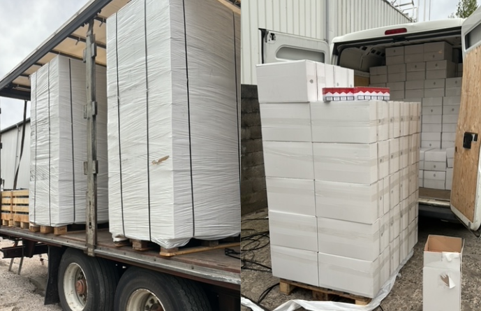 Agrandir l'image Des dizaine de cartouches de cigarettes conditionnées sur des palettes dans du plastique blanc. A gauche, vue dans la remorque d'un camion, à droite, vue de l'arrière d'un utilitaire blanc