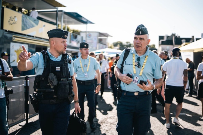 Le LCL Beretti &eacute;changeant avec un second officier.