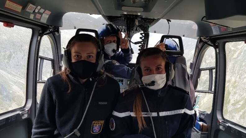 Pauline et Franziska à bord du Choucas 65 en survol des Pyrénées.