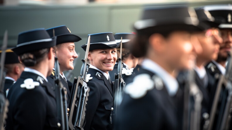 Agrandir l'image Des élèves-gendarmes en vareuse et FAMAS attendant le sourire aux lèvres le début des répétitions