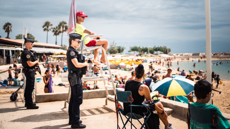 Gendarmes mobiles sécurisant la plage de Toulon.