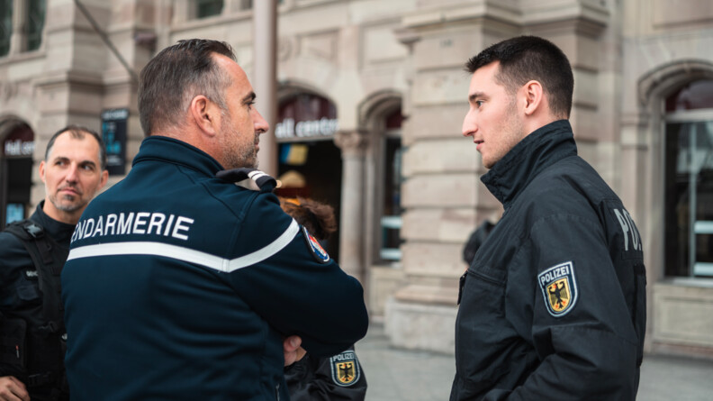 Le capitaine Bertrand Loubette (à gauche), commandant de l'Unité opérationnelle franco-allemande (UOFA), échange avec un policier fédéral allemand à la gare de Strasbourg.