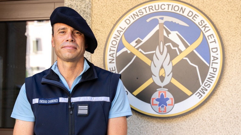 Le commandant du CNISAG devant la rondache de l'unité.