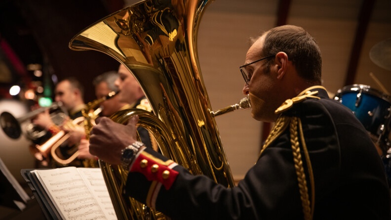 Agrandir l'image Un musicien de la Garde républicaine lors de la démonstration devant les élus.