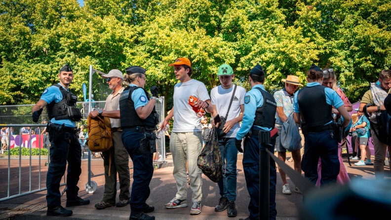 Quatre gendarmes au premier filtrage, à l'entrée du Golf National.