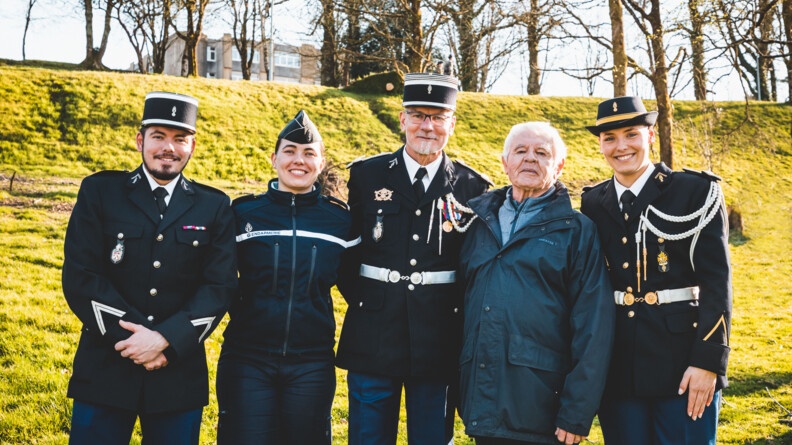 Renan et Laura à gauche, frère et soeur de Marion, au milieu le capitaine Thierry, père de Marion, et à la droite de Marion, son grand-père.