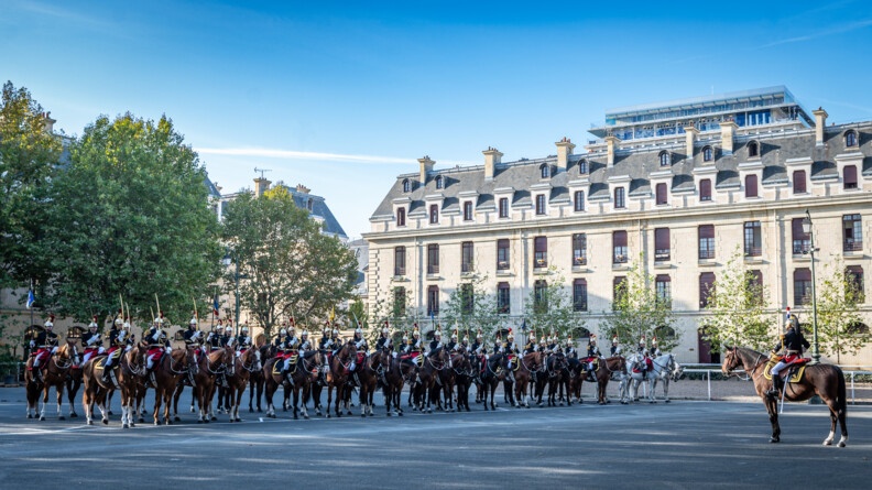 Face à un peloton d'une trentaine d ecavalier de la Garde républicaine présentant le sabre, un officier de la Gar au reposez sabre