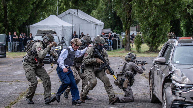 Le GIGN protégeant une autorité lors de la démonstration.