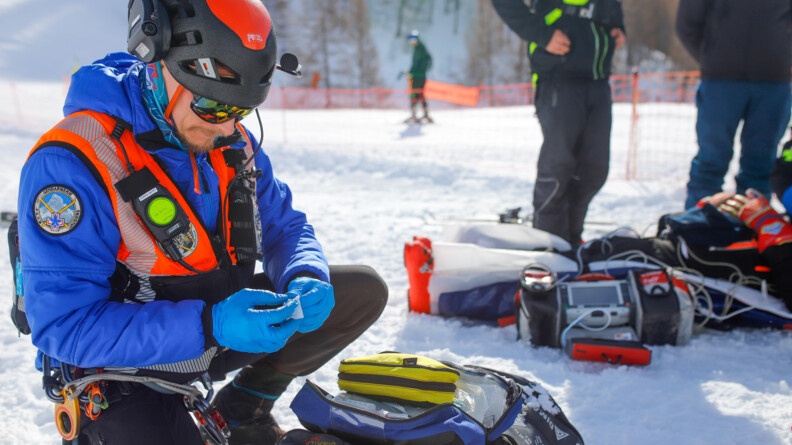 Gendarmes s'appr&ecirc;tant &agrave; prodiguer des soins.