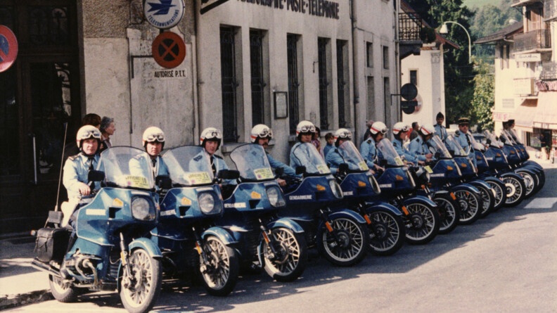 Les motards de la garde r&eacute;publicaine align&eacute;s sur leurs motos devant la poste de Saint Gervais.