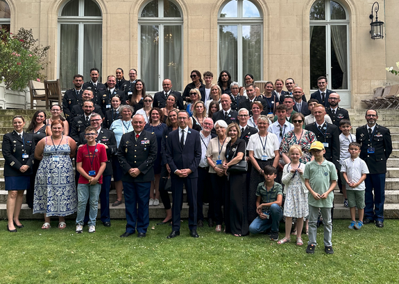 Agrandir l'image Les familles des blessés et tués en service réunies à Beauvau en présence du Ministre de l'Intérieur et du DGGN.