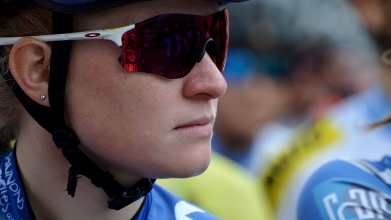 Photo montrant la garde Derbesse lunettes et casque de v&eacute;lo viss&eacute;s sur la t&ecirc;te.