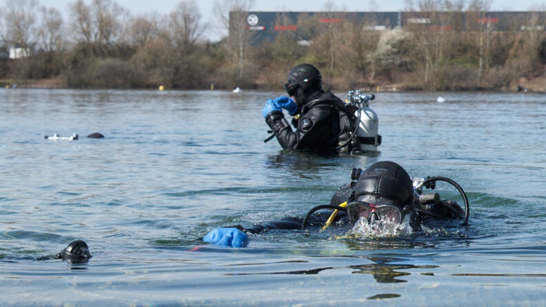 Agrandir l'image Deux plongeurs dans l'eau débutent l'exercice de recherche de véhicule.